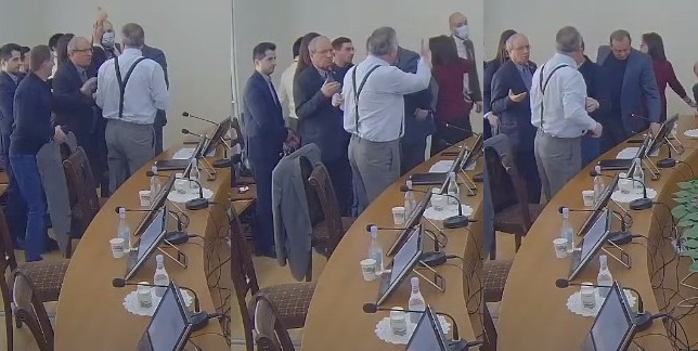 Թքեմ վրեդ, էդ մատդ համապատասխան տեղդ կկոխեմ, այ տղան դու ես, ոչխար, հակահիգենիկ էշ․․․Կռիվ ԱԺ-ում