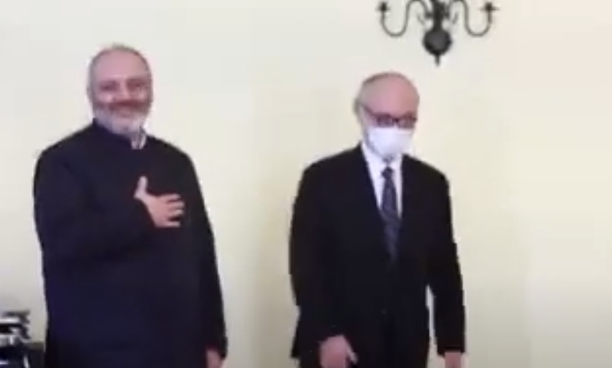 Ինչպե՞ս է Ճապոնիայի դեսպանը կատարում Հայաստանի օրհներգը