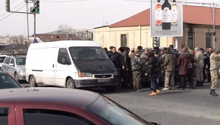 Պատերազմի մասնակիցները փակել էին «Զվարթնոց»-ի ճանապարհը. բողոքում են Երևան ադրբեջանցիների այցի  դեմ