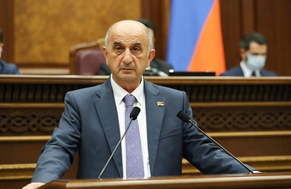 Թուրքական նաֆթալինի մնացորդի նմանների վզից բռնել ու շպրտել ԱԺ-ից․ Դերձյանը՝ ՔՊ-ականի մասին