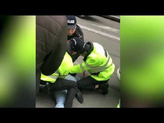 Այ այսպես են հասարակ ծաղիկի առաքիչին բերման ենթարկում, որը մի քանի րոպե երկրորդ գիծ է կանգնել