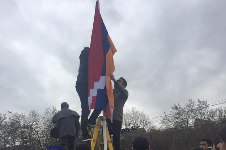 Ժեխի՛ն նայեք, ասում ա՝ Արցախի դրոշի փոխարեն Հայաստանինը դրեք, իրանց նման ժեխերն պիտի գնան էս երկրից