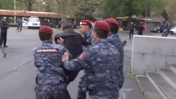 «Հարբած եկել ու հայհոյել էր, էս մարդն էլ մի հատ չափալախել ա». լարված իրավիճակ Ազատության հրապարակում