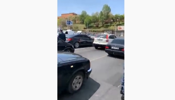 Ընդդիմադիր երիտասարդները փակել են Երեւանի Հաղթանակ կամուրջը