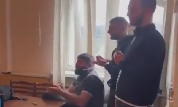 Բերման ենթարկված տղաները ոստիկանական բաժանմունքում երգում են «Զարթի՛ր լաո» երգը