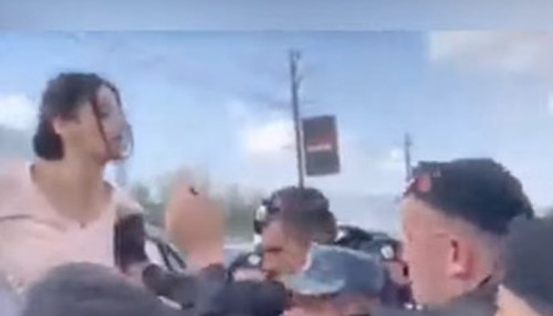 Տասնյակ ոստիկաններ ուժով բերման են ենթարկում երիտասարդ աղջկան