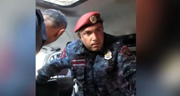 Բերետդ հո «վեչնի» կարմիր չի՞ լինելու. սաղ լավ ա լինելու... բերման ենթարկվածը ոստիկանին