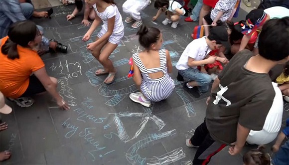 Կառավարության առջև  մանուկները կավիճով գրել են «Նիկոլ, դավաճան»