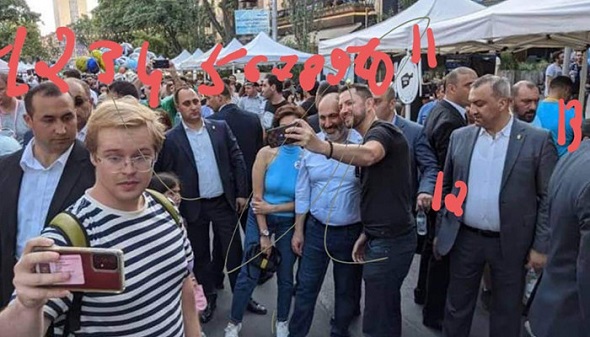 «10-ից ավելի թիկնապահներով փաթաթվել է, որպեսզի տուրիստների հետ նկարվի»