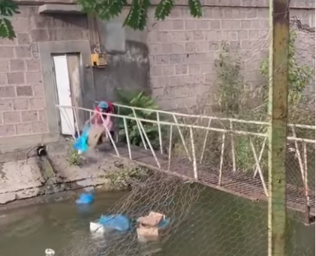 Քաղաքացին աղբը թափում է Երևանի թաղամասերից մեկով անցնող «կանալի» մեջ