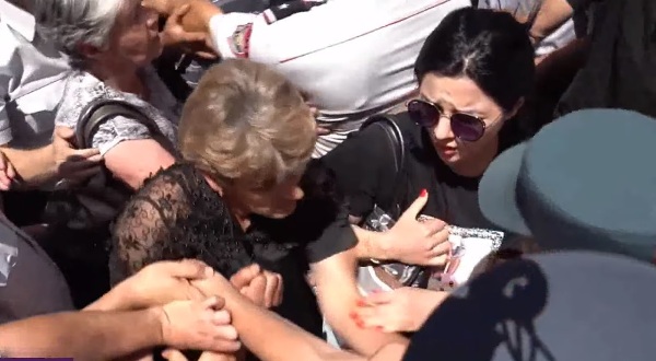 Քաշքշուք ոստիկանների և գերիների հարազատների միջև՝ Ռուսաստանի դեսպանատան մոտ