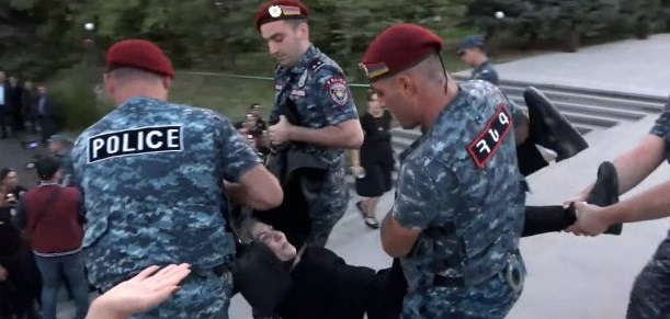 Փաշինյանի այցից  առաջ կարմիրբերետավորները  Եռաբլուրից քաշքշելով բերման ենթարկեցին զոհվածների ծնողներին