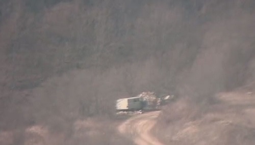 Ադրբեջանցի զինծառայողները մոտենում են մեքենային, բացում դուռը՝ կրակում ու հետ փախչում