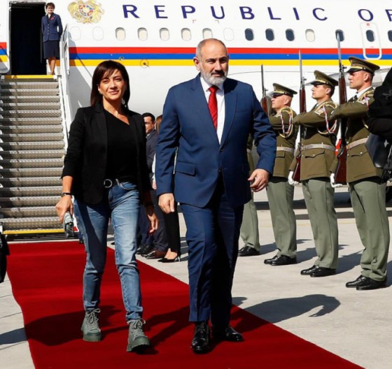 «Մեկը չկա՞ Աննային ասի՝ ջինսով, սապոգներով երկիրը ներկայացնելու պաշտոնական այցի չեն գնում»