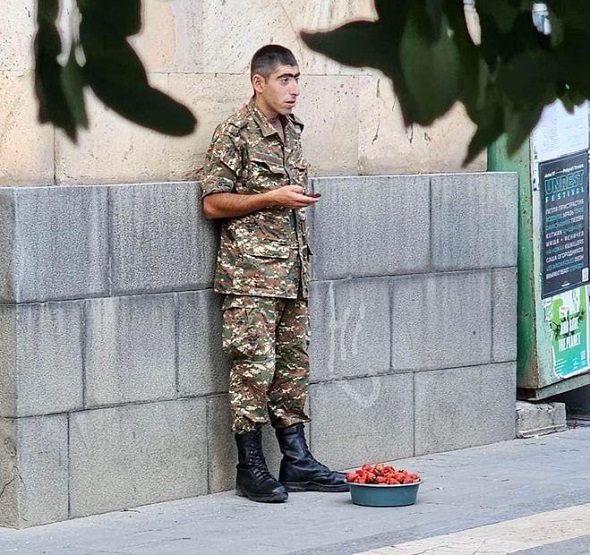 «Շատ խորհրդանշական նկար է, հատկապես՝ ելակի համատեքստում». Վազգեն Սաղաթելյան