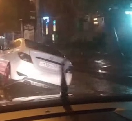 Հորդառատ անձրևի հետևանքով Երևանում մեքենաներ են հայտնվել բարեկարգվող փողոցների  փոսերում