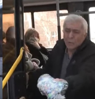 ՔՊ-ի աջակից «պապիկը» հայհոհյում եւ հարձակվում է լրագրողների վրա