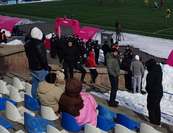 Ծեծկռտուք խաղադաշտում՝ ոստիկանների ու  ՀՖՖ նախագահի հրաժարականը պահանջող երկրպագուների միջև