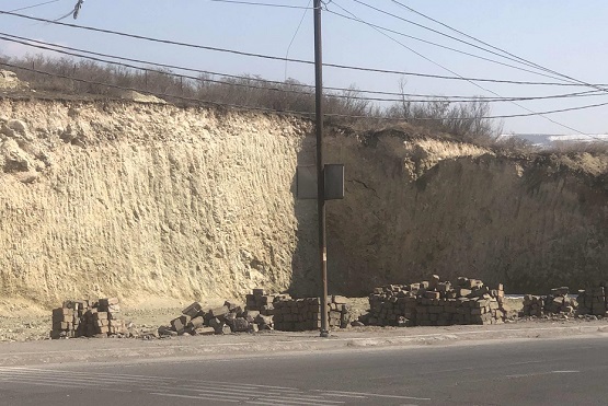 Դավիթ Բեկի փողոցում՝ մոտ 6 մետրանոց բլուրը փորել են՝ ինչ-որ կառույցի համար․ Բնակչի ահազանգը