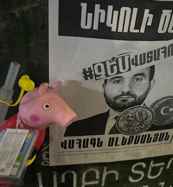 Պաստառներ Վահագն Ալեքսանյանի բնակության վայրի հարակից տարածքում