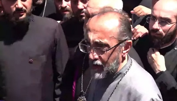 Էս խելագարի ասածներն են անում, ես գնում եմ ԱԱԾ-ի հետ, հոգևորականները ինձ կհետևեն. Միքայել Սրբազան