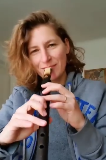 Վիեննայում ապրող և ստեղծագործող սլովակ կինը դուդուկ է նվագում