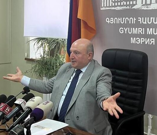  60-70 հոգով մտել են  Գյումրու քաղաքապետարան, Վարդան Ղուկասյանին պառկեցրել հատակին ու ձերբակալել