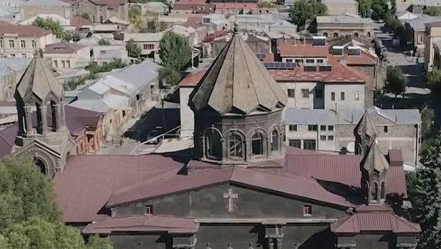 Փաշինյանի այցին ընդառաջ ԱԱԾ պետի հսկողությամբ քահանաները կապարանքեցին Յոթ Վերք եկեղեցին