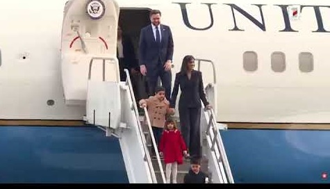 ԱՄՆ փոխնախագահն ընտանիքի հետ է ժամանել Երևան․ Ինչպե՞ս էին երեխաները շտապում դուրս գալ ինքնաթիռից