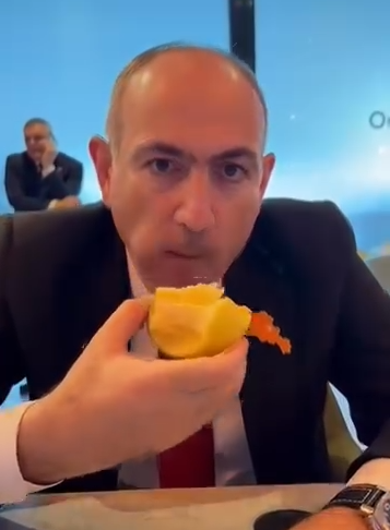 Փաշինյանը խնձոր է ուտում՝ Փարիզի գագաթաժողովին․․․