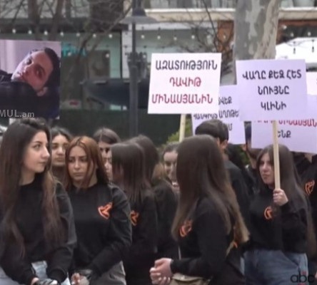 Լուռ ակցիա Սուրբ Աննա եկեղեցու բակում ՝ ի պաշտպանություն 18-ամյա Դավիթ Մինասյանի