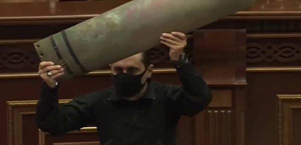 Արման Աբովյանը Ստեփանակերտից հրթիռի բեկոր էր բերել ԱԺ