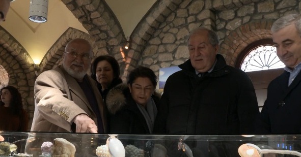 Արմեն և Նունե Սարգսյաններն այցելել են Շուշիի երկրաբանության թանգարան և Սուրբ Ամենափրկիչ եկեղեցի