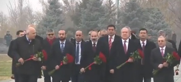 Նիկոլ Փաշինյանը, Արմեն Սարգսյանը և բարձրաստիճան այլ այրեր ծաղիկներ են դրել Հայոց ցեղասպանության զոհերի հիշատակին