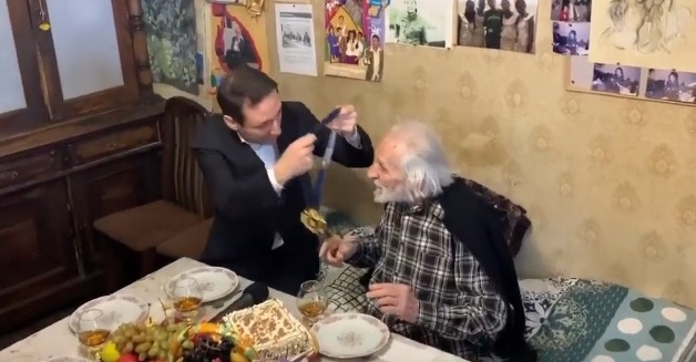 Հայկ Մարությանը Երվանդ Մանարյանին է հանձնել պատվավոր քաղաքացու կոչում