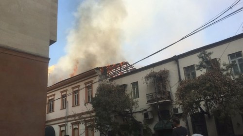 Հրդեհ՝ Երևանի կենտրոնում. այրվում է ռեստորանի տանիքը