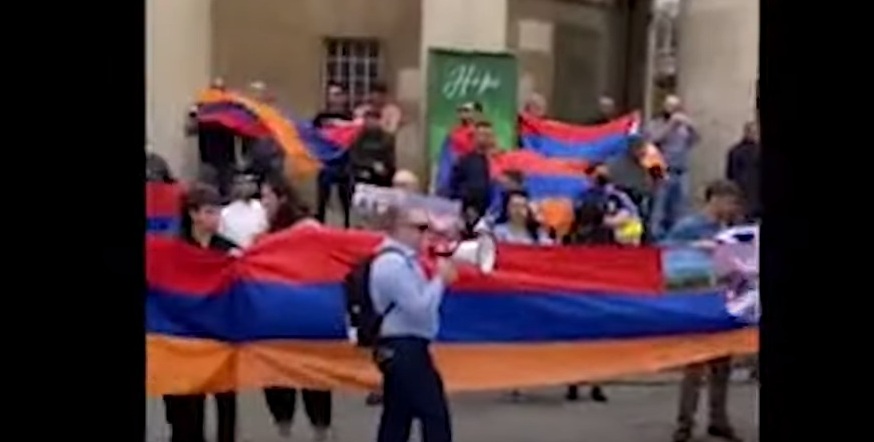 Հայ դատի հանձնախմբի ներկայացուցիչների ակցիան Լոնդոնում՝ BBC-ի դիմաց. բախում ադրբեջանցիների հետ