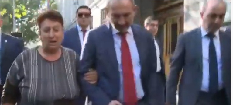 Ի՞նչ հախ ու հաշիվ կա. լոռեցի կինն իր բողոքը ներկայացրեց զբոսնող Նիկոլ Փաշինյանին