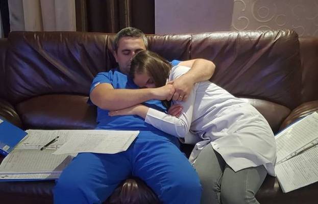 Բուժաշխատողների նորապսակ զույգը մեկուսարանում է անցկացնում իր մեղրամիսը