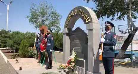 Ծաղիկներ՝ 2016-ին ՊՊԾ գնդում զոհված ոստիկանների հիշատակը հավերժացնող հուշարձանին