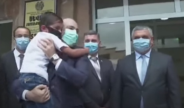 Բա խի՞ մեր փողոցն ասֆալտ չեն անում․ Սևանցի երեխայի հարցը՝ Փաշինյանին