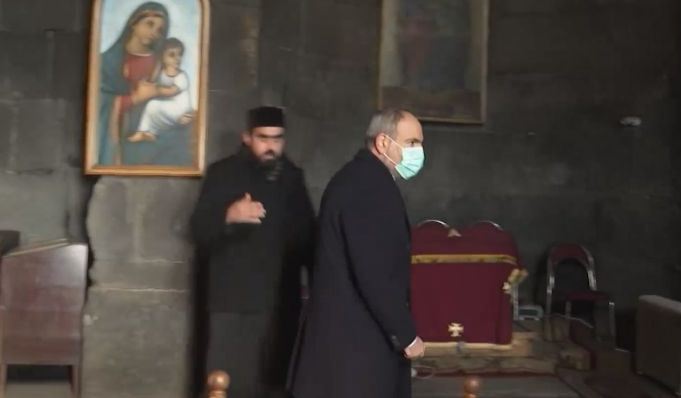 Սիսիանի եկեղեցում հոգեւորականը ցուցադրաբար հրաժարվեց սեղմել Նիկոլ Փաշինյանի ձեռքը