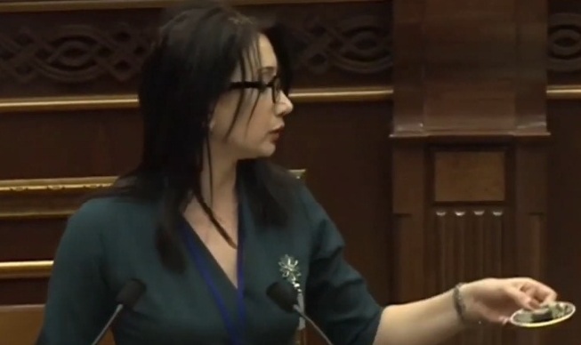 ԱԺ-ն պղծված է. Աղեկյանը խնկարկեց ամբիոնը, ինչը «պղծվել էր տրանսգենդերի ելույթից հետո»