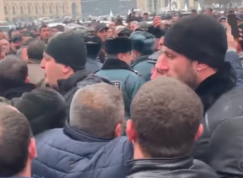 Քաշքշուկ Կառավարության շենքի մոտ. մսավաճառները  փակել են փողոցը