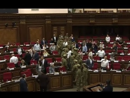 «Կարո՞ղ եք՝ խոսքով «ծալեք», չե՞ք կարող՝ մանդատը դրեք և ուրիշ գործ գտեք»