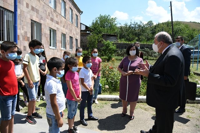 Եթե խնդիրներ կան, ինձ ասեք. Արմեն Սարգսյանն այցելել է սահմանամերձ Չինարի գյուղ