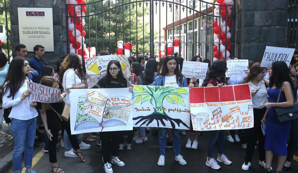Տնտեսագիտական համալսարանում ուսումնական առաջին օրը մեկնարկել է  դասադուլով և  բողոքի ակցիայով