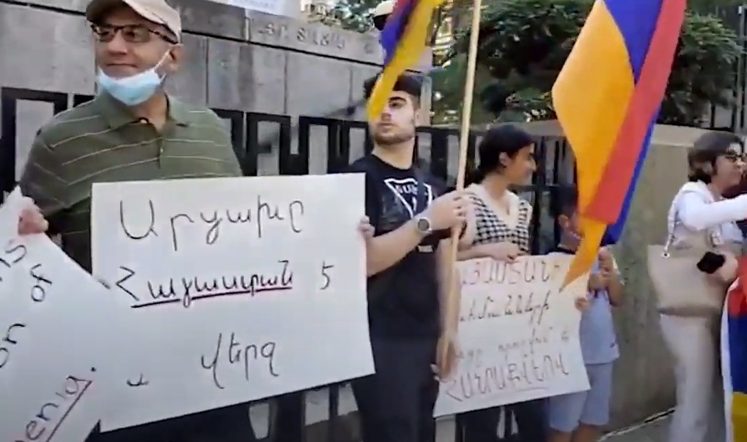 Փաշինյանը Մոսկվայի վասալն է․ Մենք ոչ մեկին հայրենիք վաճառելու մանդատ չենք տվել. Ցույցը Նյու Յորքում