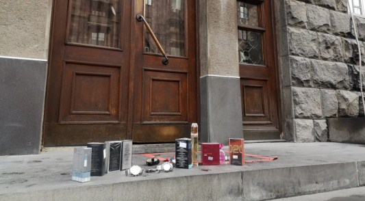 Դուխիներ և ժամացույցներ Նիկոլի համար, ԱԱԾ-ի մուտքի մոտ. Կարեն Վրթանեսյան