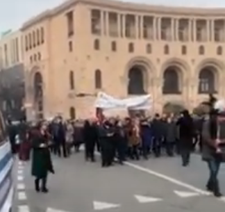 Գործադուլ հայտարարած և Փաշինյանի հրաժարականը պահանջող փաստաբանները քայլերթով մտան հրապարակ